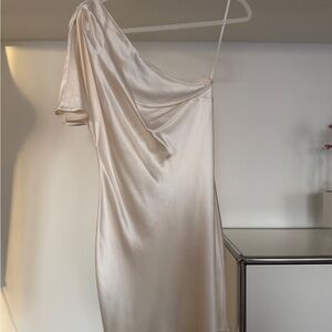 New Fleur du Mal 100% Silk One-Shoulder Satin Dress in Cream